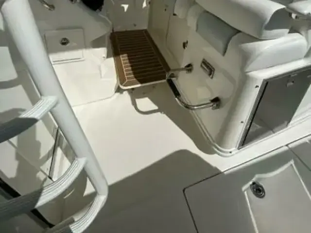 Boston Whaler 370 Outrage