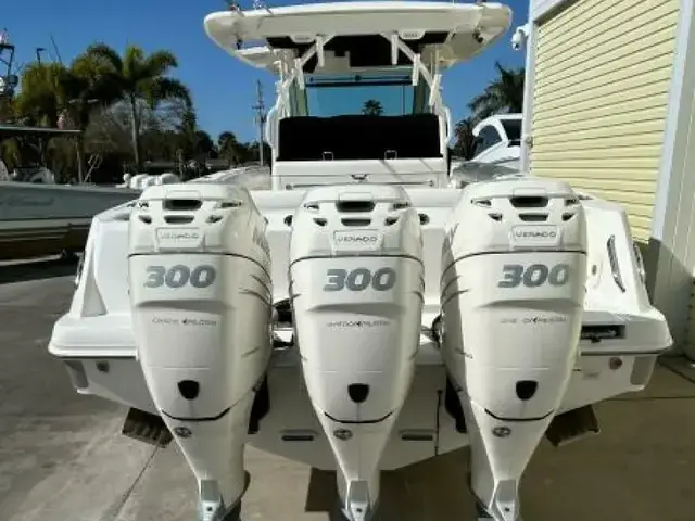 Boston Whaler 370 Outrage