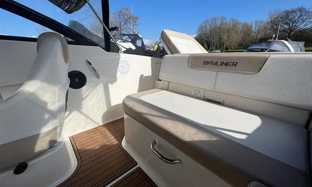 2017 Bayliner vr5 cuddy