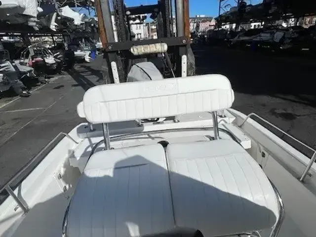 Boston Whaler 220 Dauntless