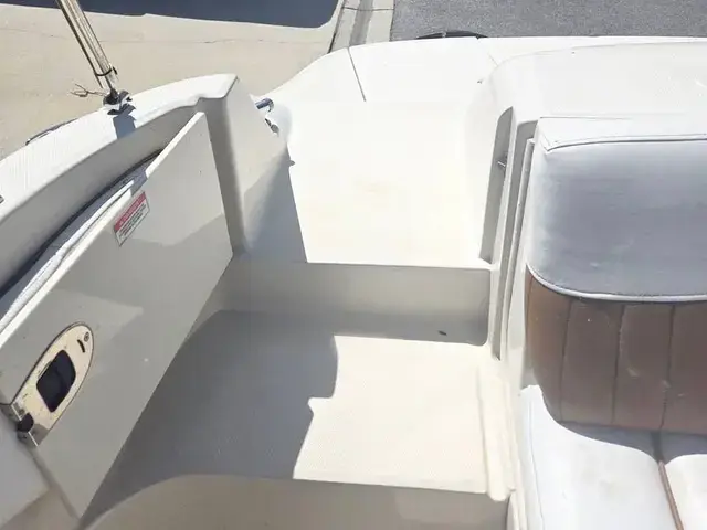 Sea Ray 220 Sundeck