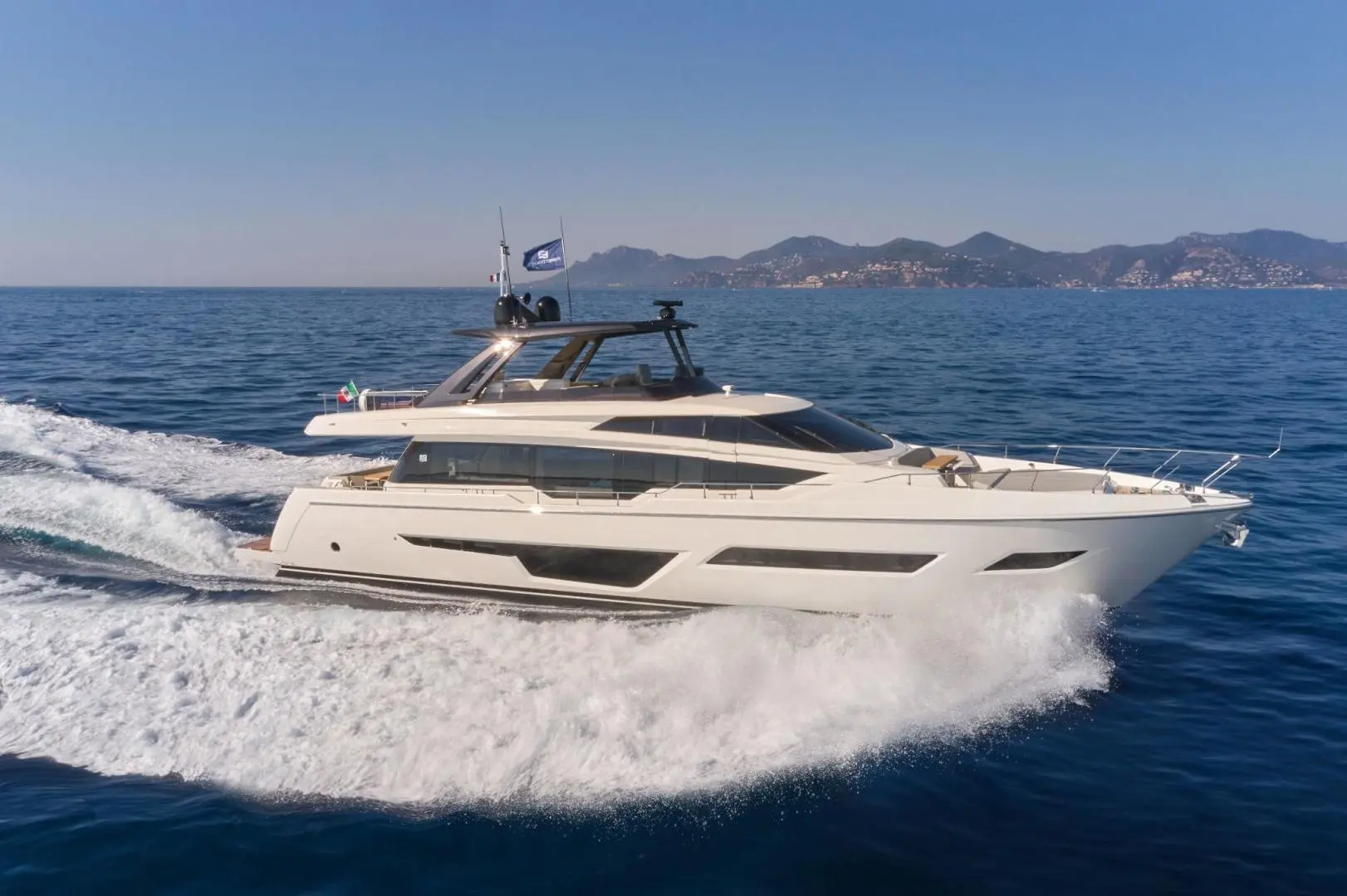 2022 Ferretti 780