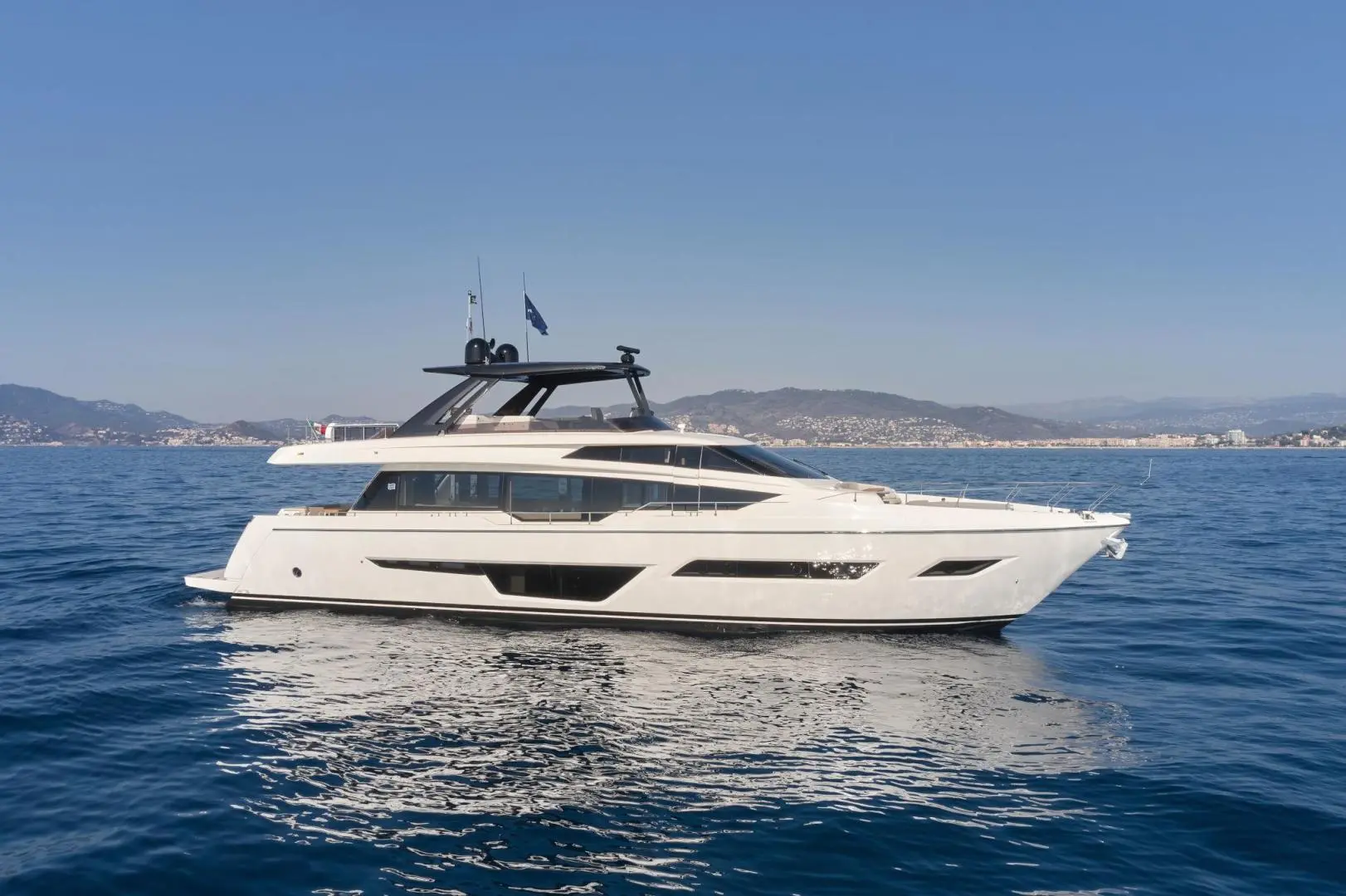 2022 Ferretti 780