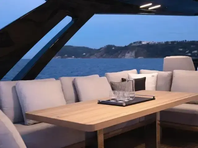 Ferretti Yachts 780