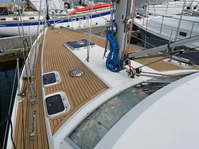 Moody 43 Eclipse Deck Saloon