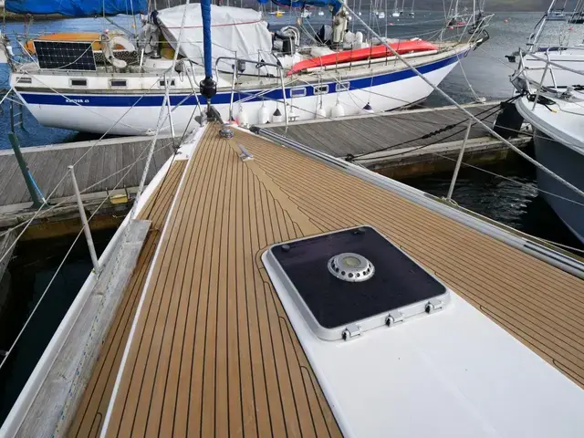 Moody 43 Eclipse Deck Saloon