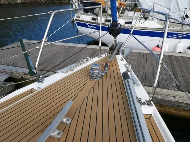 Moody 43 Eclipse Deck Saloon