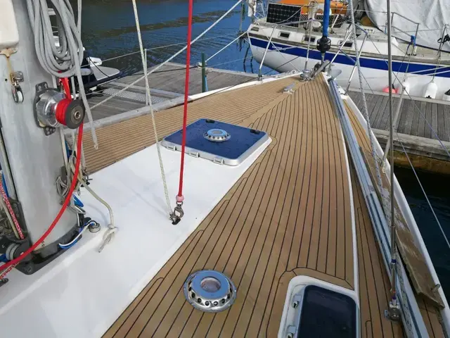 Moody 43 Eclipse Deck Saloon