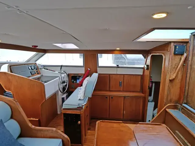 Moody 43 Eclipse Deck Saloon