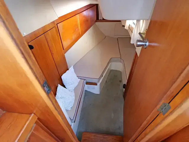 Moody 43 Eclipse Deck Saloon