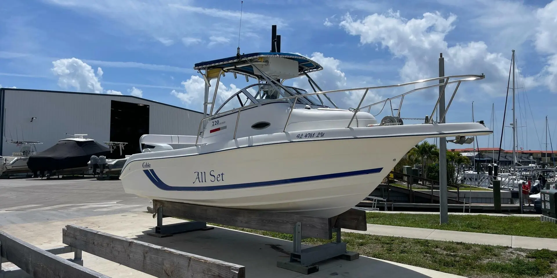 2000 Cobia Boats 220 walkaround