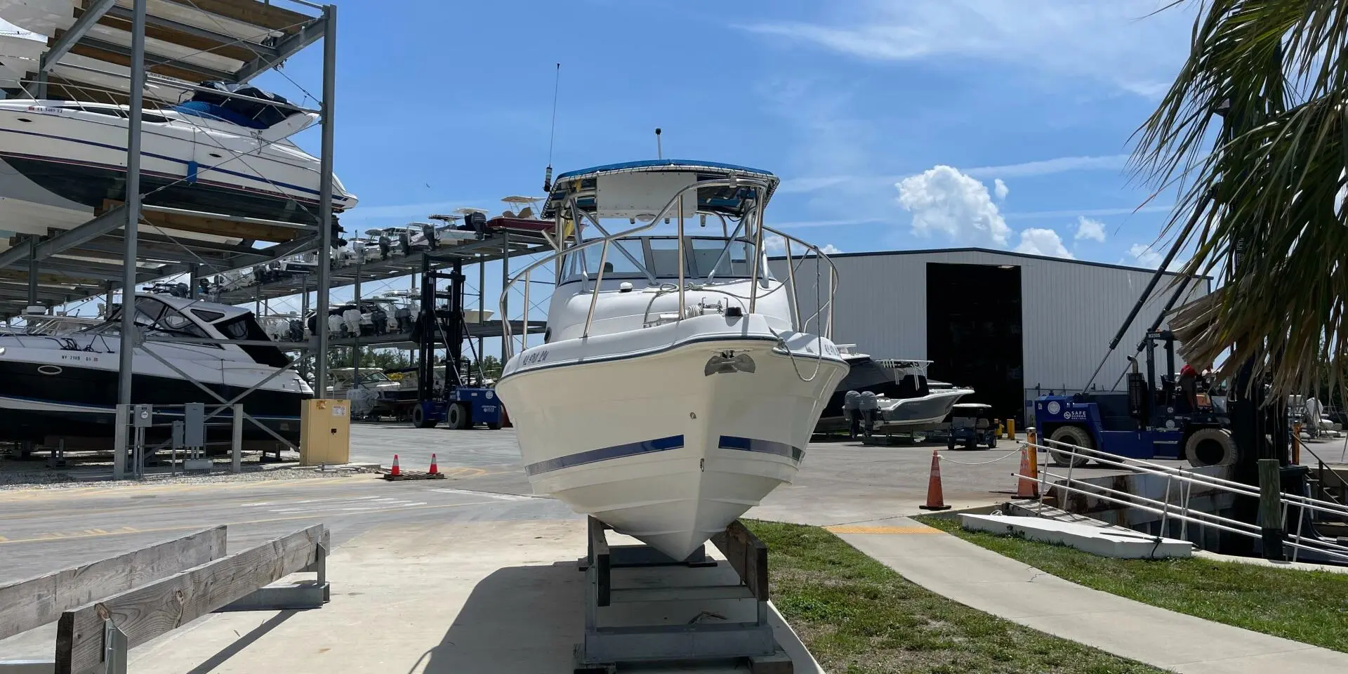 2000 Cobia Boats 220 walkaround