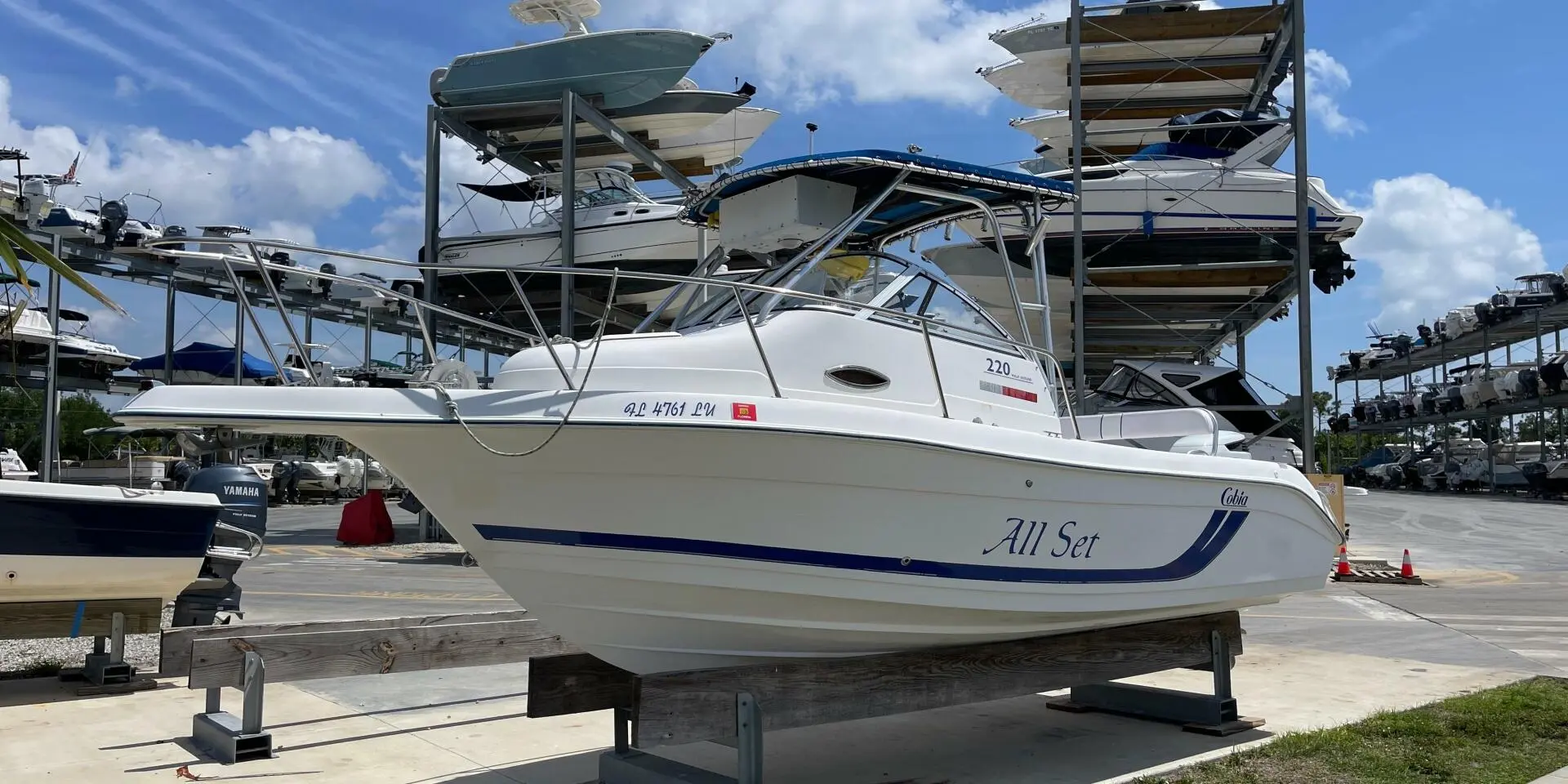 2000 Cobia Boats 220 walkaround