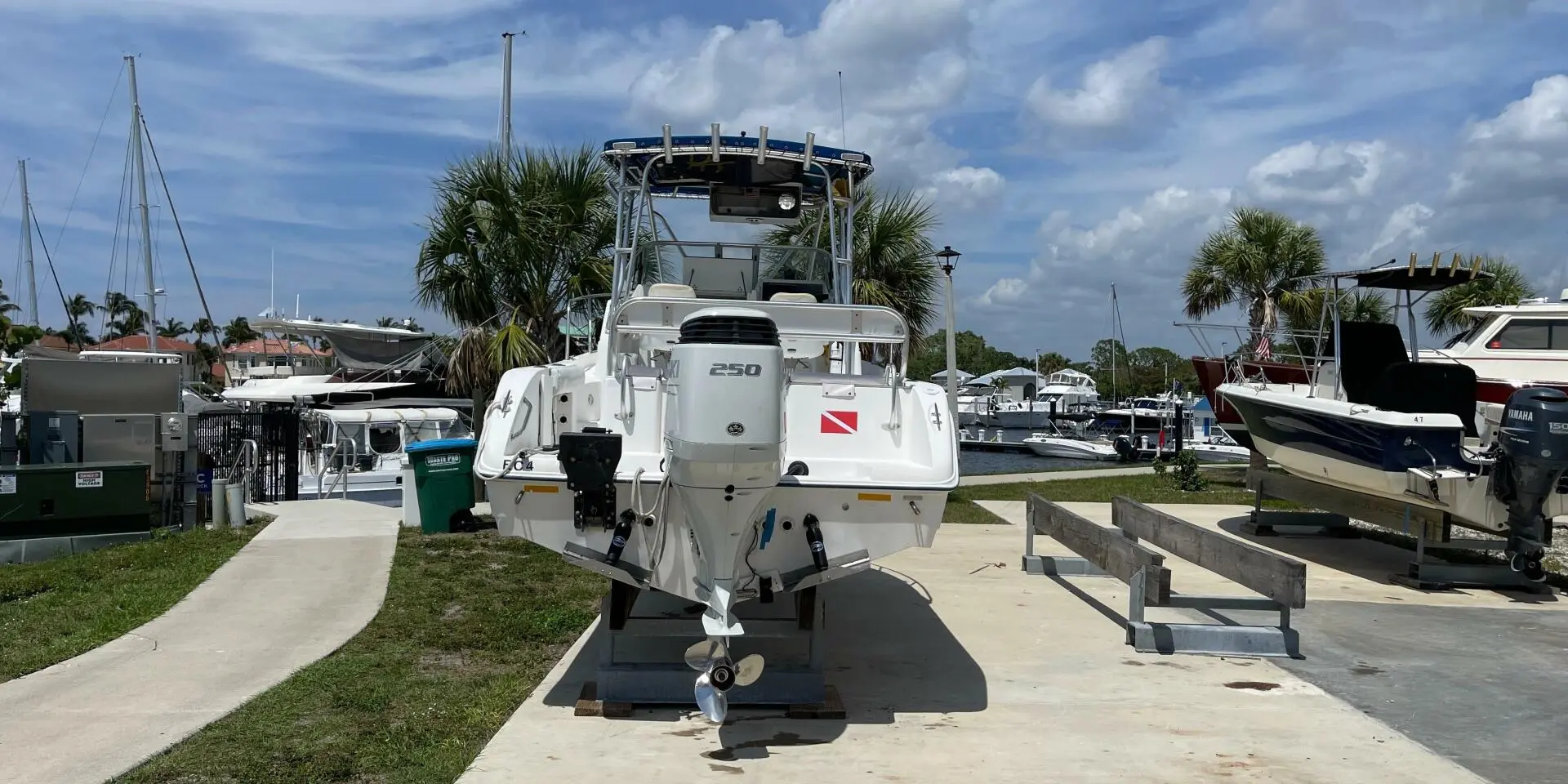 2000 Cobia Boats 220 walkaround