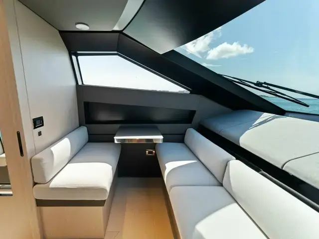 Ferretti Yachts 780