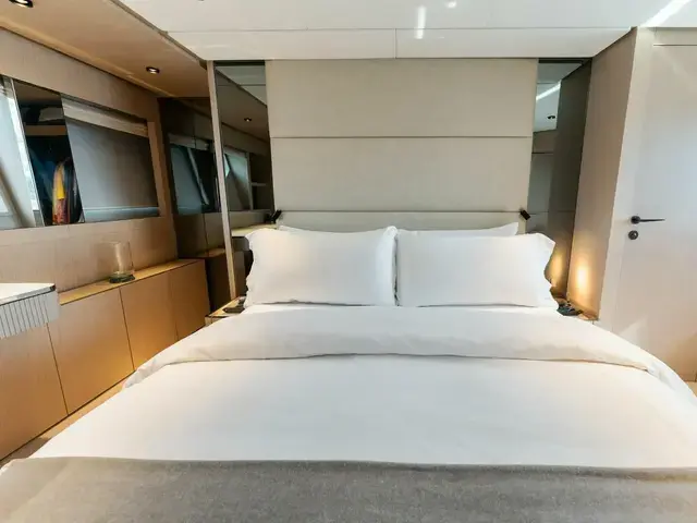 Ferretti Yachts 780