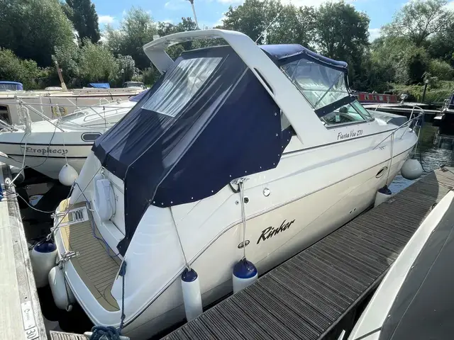 Rinker Fiesta Vee 270