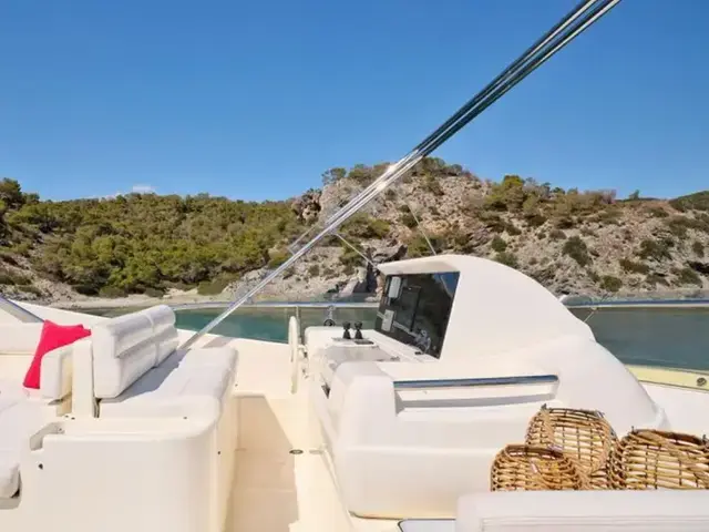 Ferretti Yachts 880