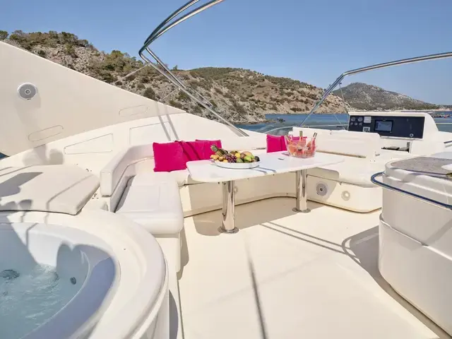 Ferretti Yachts 880