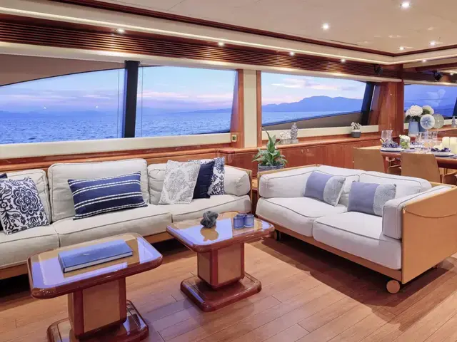 Ferretti Yachts 880