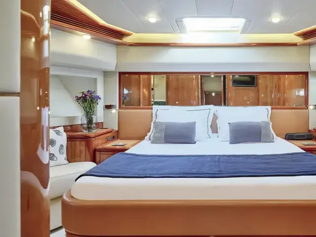 Ferretti Yachts 880