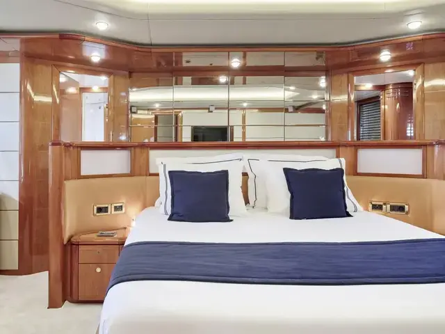 Ferretti Yachts 880