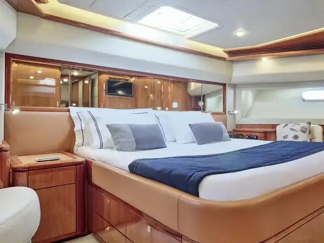 Ferretti Yachts 880