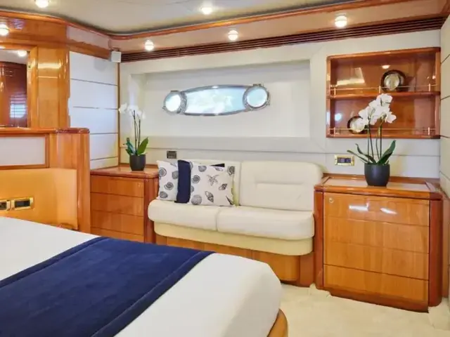 Ferretti Yachts 880