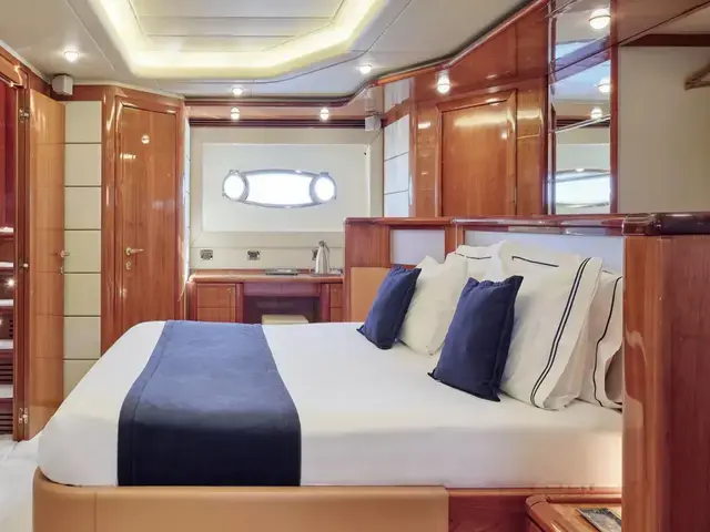 Ferretti Yachts 880