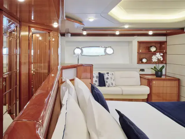 Ferretti Yachts 880