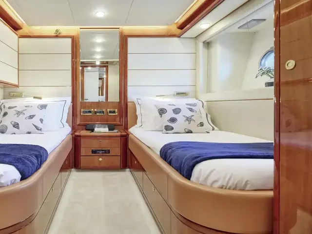 Ferretti Yachts 880