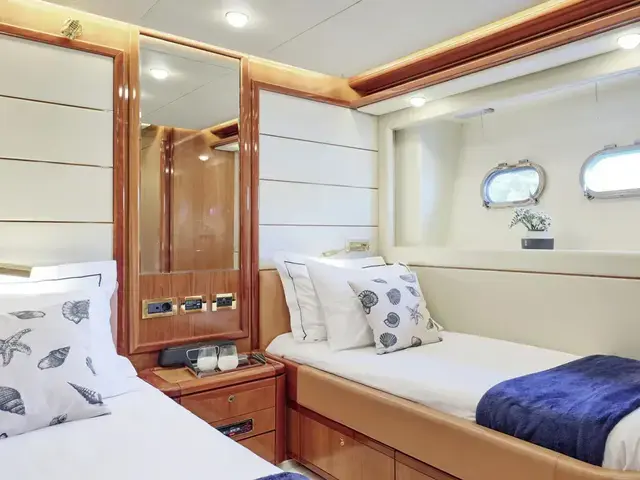 Ferretti Yachts 880