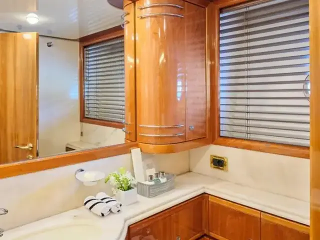 Ferretti Yachts 880