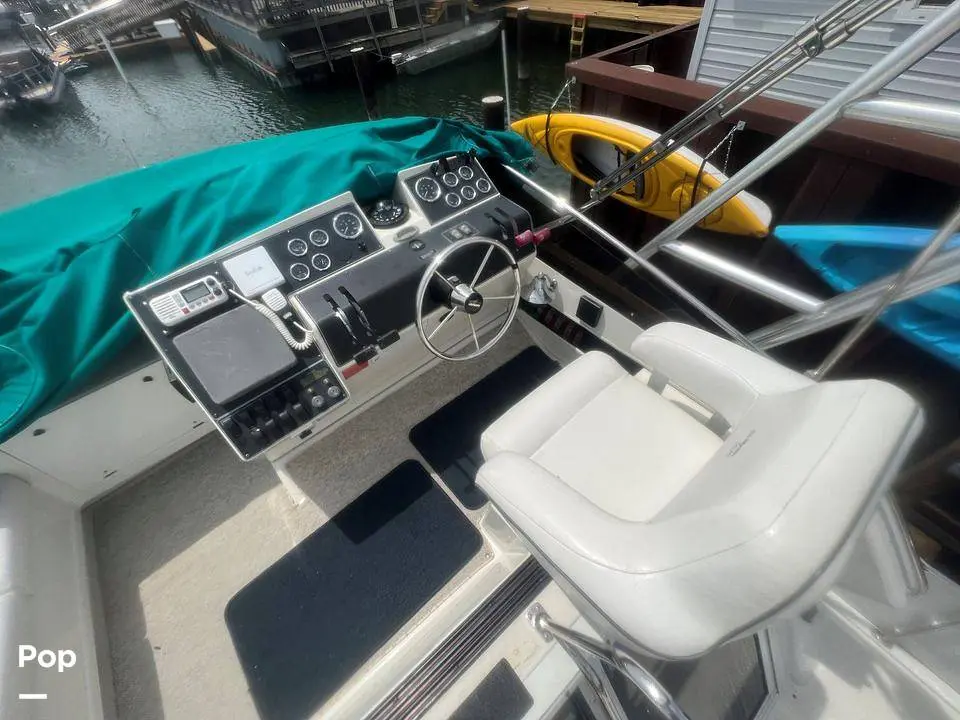 1995 Carver 325 aft cabin