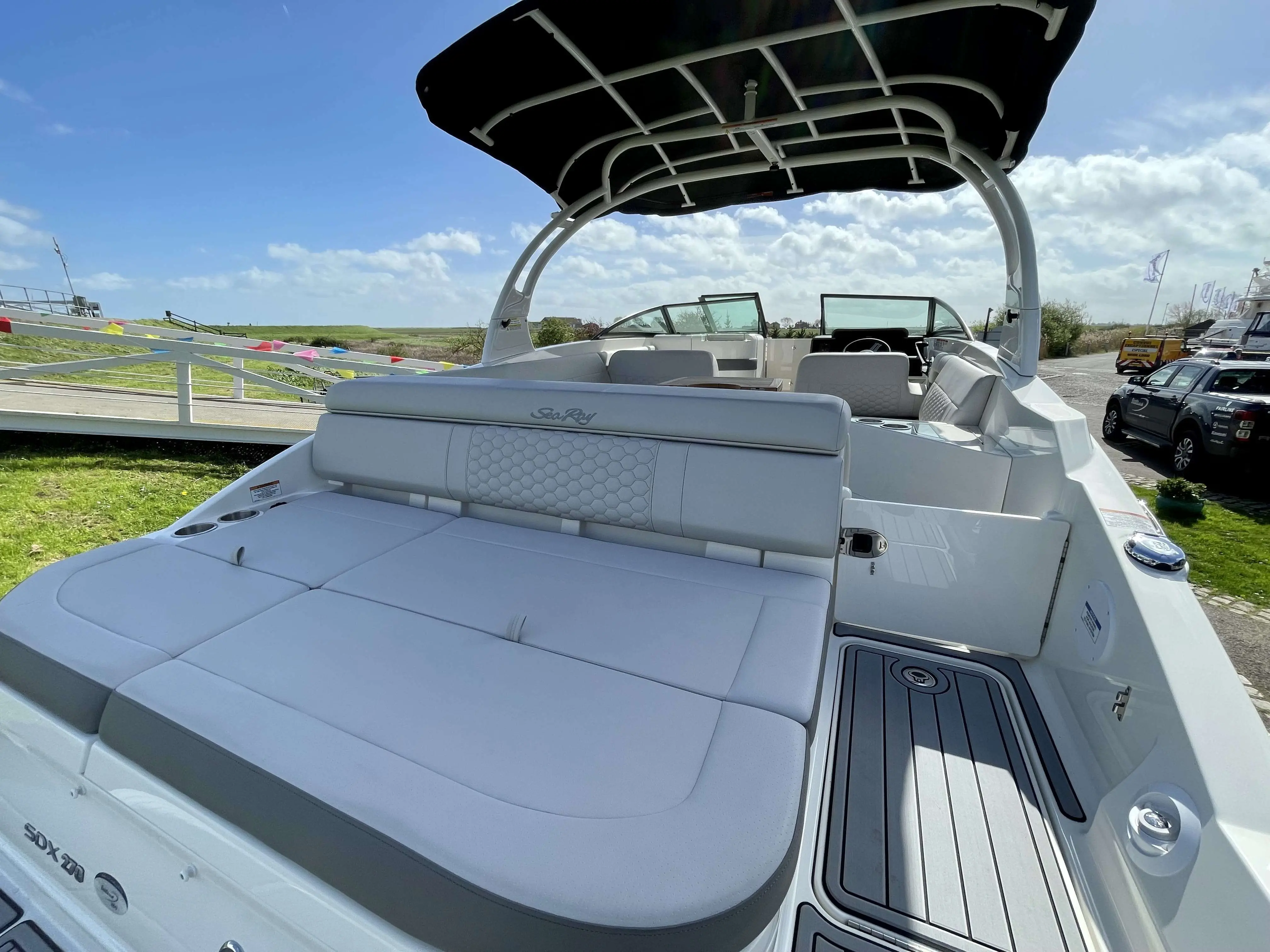 2024 Sea Ray 270 sdxe