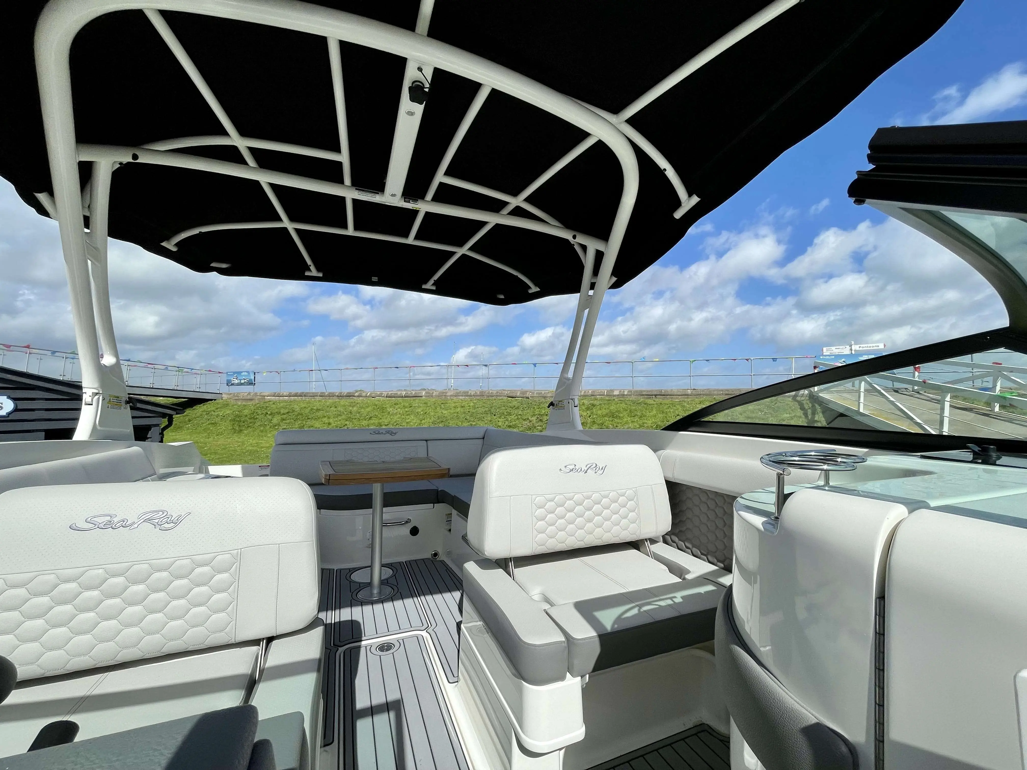 2024 Sea Ray 270 sdxe