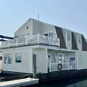 2004 GLOBAL BOATWORKS 40 Floating Home