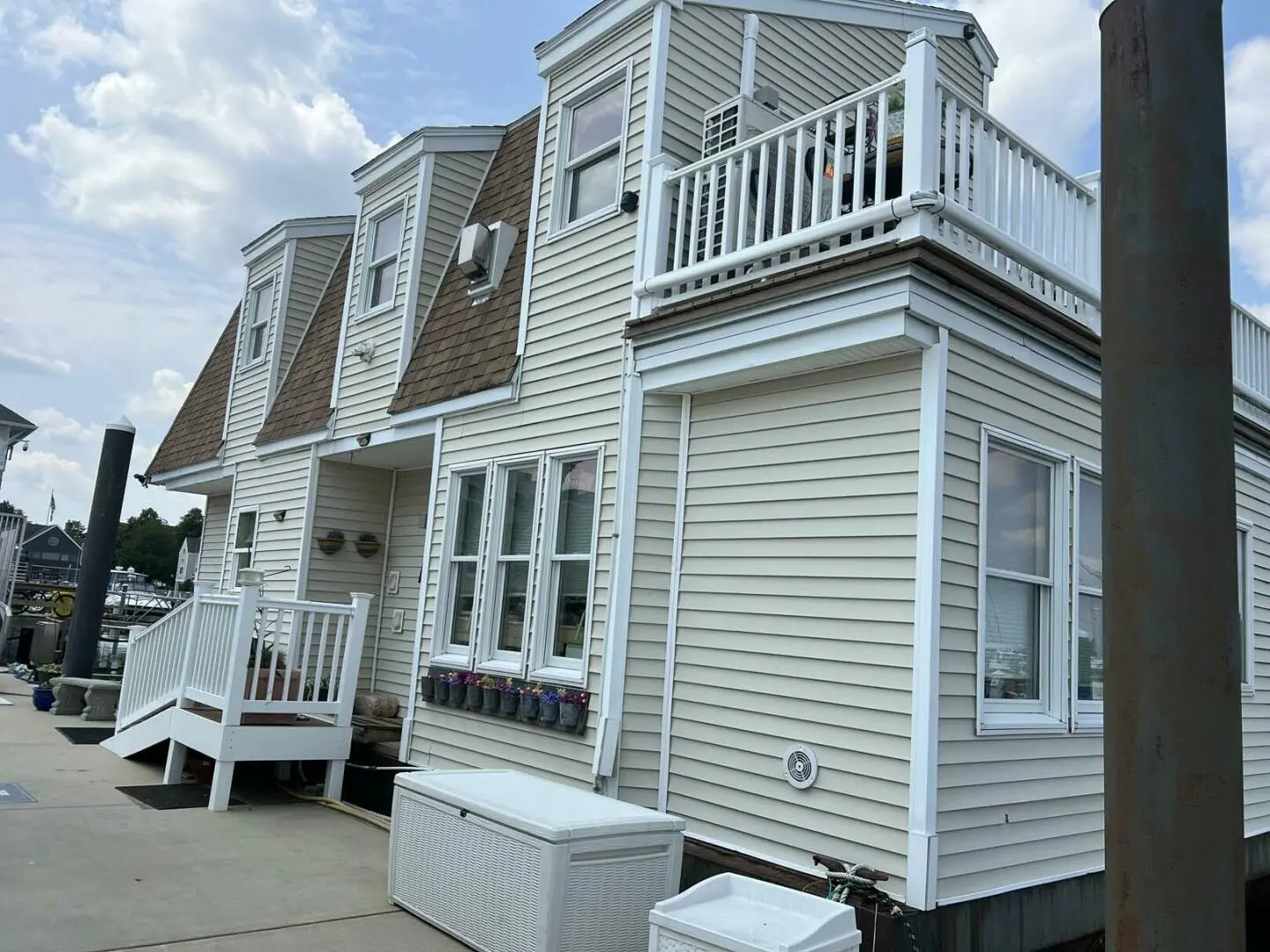 2004 Custom 40 floating home