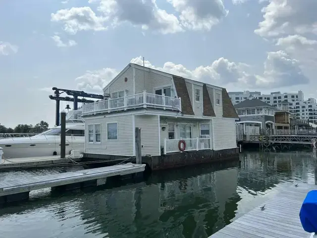 GLOBAL BOATWORKS 40 Floating Home