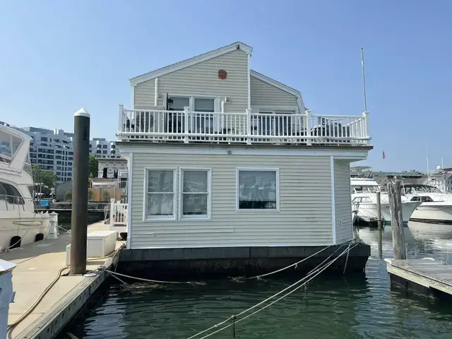 GLOBAL BOATWORKS 40 Floating Home