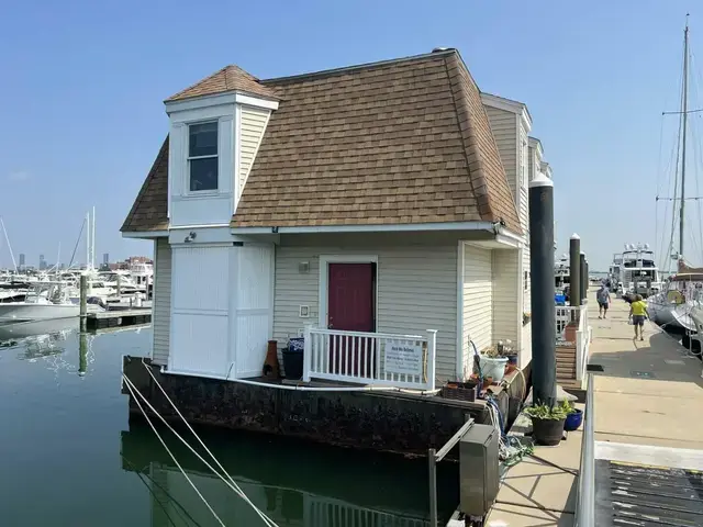 GLOBAL BOATWORKS 40 Floating Home