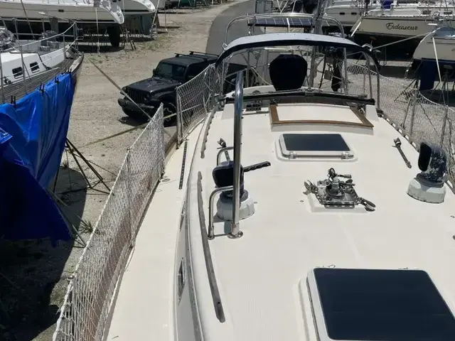 Pacific Seacraft Crealock 37