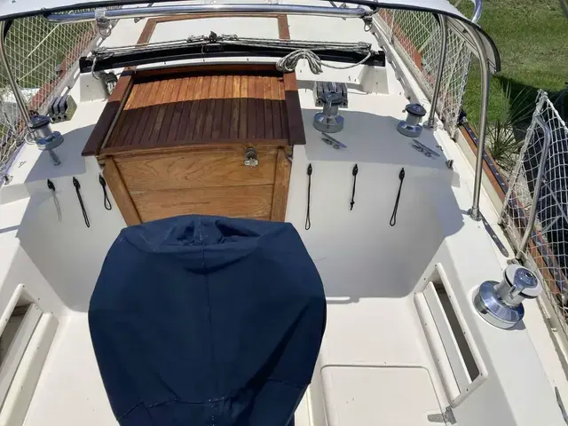 Pacific Seacraft Crealock 37