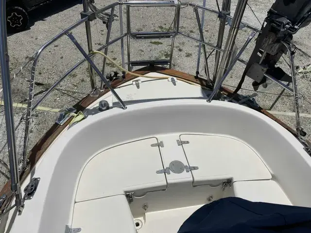 Pacific Seacraft Crealock 37