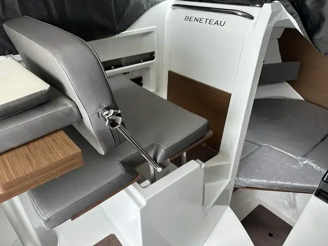 Beneteau Antares 8  V2 Outboard