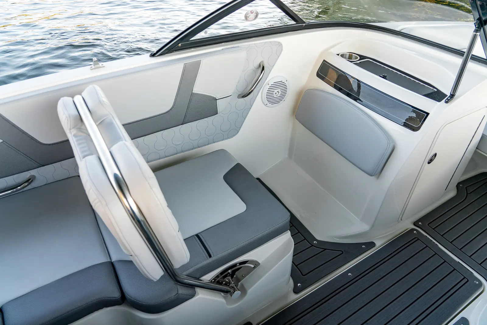 2023 Bayliner vr5