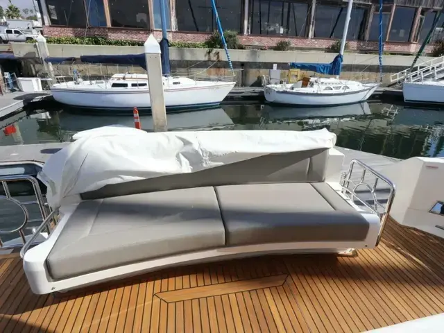 Riviera 6000 Sport Yacht