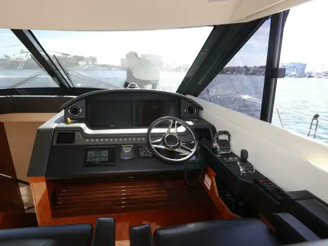 Riviera 6000 Sport Yacht