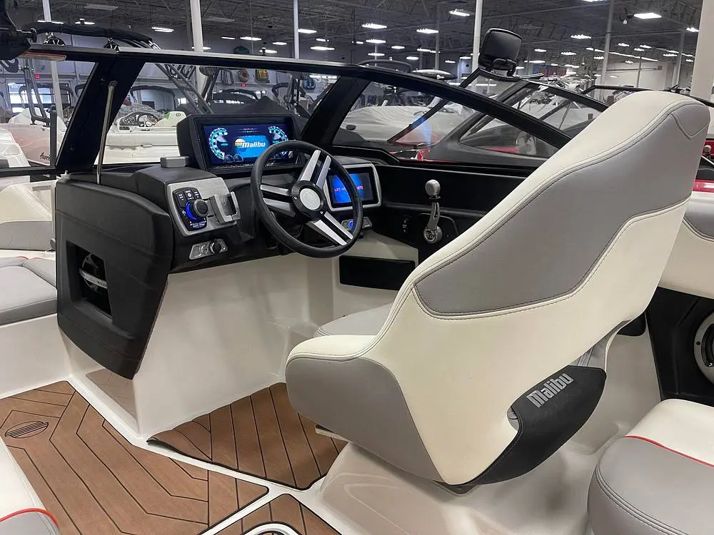 2018 Malibu 23 lsv