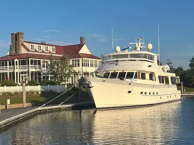 Outer Reef 880 Cockpit Motoryacht